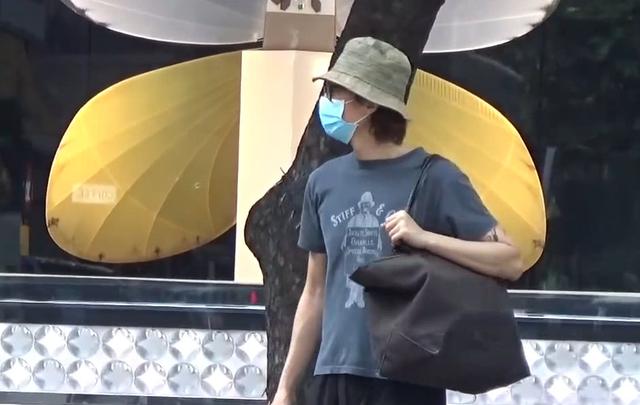 收山後的黃子華選擇多陪媽媽在一起，出行還搭巴很接地氣~