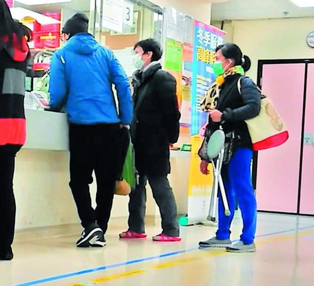 收山後的黃子華選擇多陪媽媽在一起，出行還搭巴很接地氣~