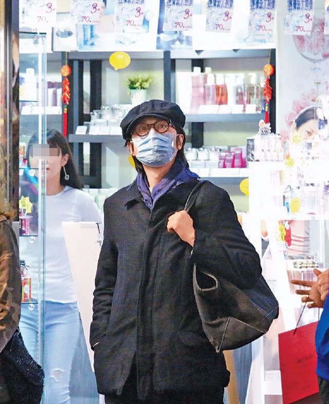 收山後的黃子華選擇多陪媽媽在一起，出行還搭巴很接地氣~
