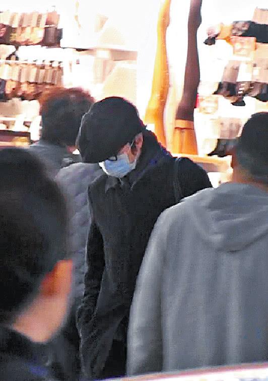 收山後的黃子華選擇多陪媽媽在一起，出行還搭巴很接地氣~