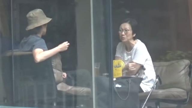 收山後的黃子華選擇多陪媽媽在一起，出行還搭巴很接地氣~