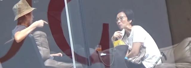 收山後的黃子華選擇多陪媽媽在一起，出行還搭巴很接地氣~