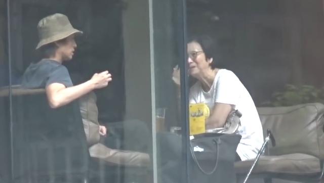 收山後的黃子華選擇多陪媽媽在一起，出行還搭巴很接地氣~