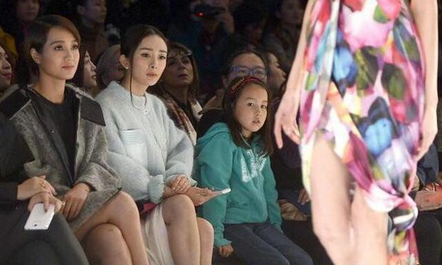 楊冪參加活動被旁邊的小女孩踩到裙尾，她的反應證實了人品 -
