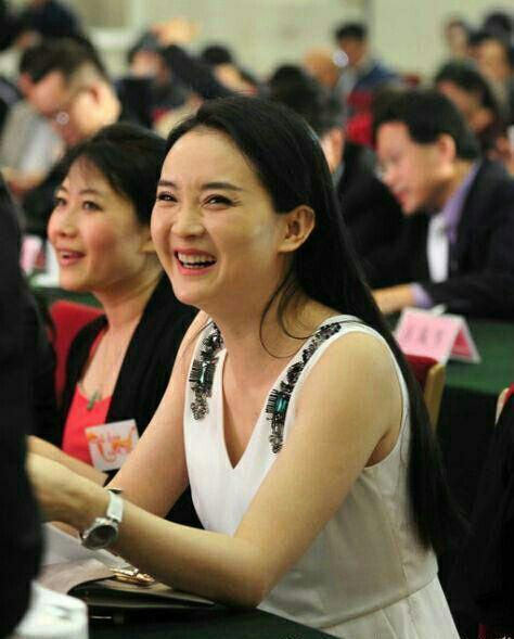 初見時「盛世美顏」，如今成了這樣，歲月就是一把豬飼料呀！