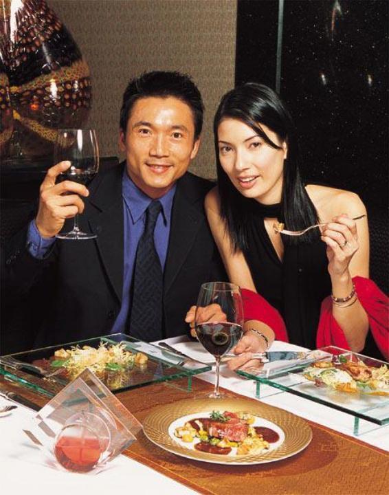 拜師洪金寶，打入好萊塢，娶頂級名模，他才是人生的大贏家
