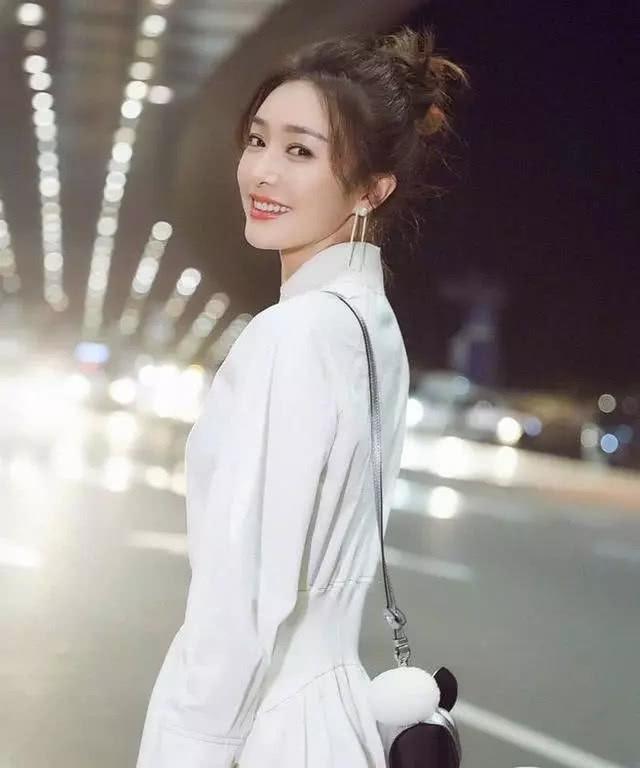 「娘娘」秦嵐米蘭購物被偶遇，折扣店裡血拚，專挑斷碼鞋子，被贊很節約~