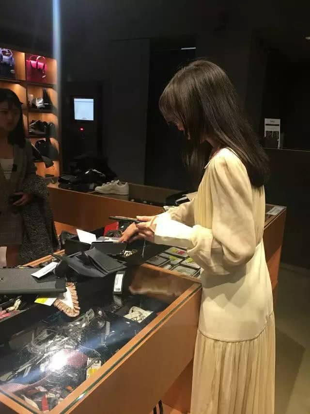 「娘娘」秦嵐米蘭購物被偶遇，折扣店裡血拚，專挑斷碼鞋子，被贊很節約~