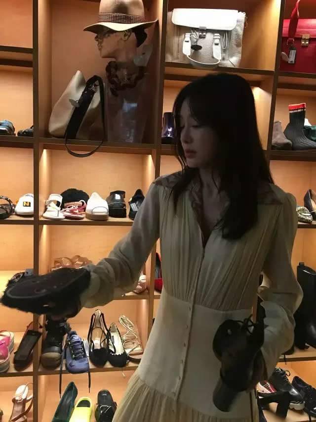 「娘娘」秦嵐米蘭購物被偶遇，折扣店裡血拚，專挑斷碼鞋子，被贊很節約~