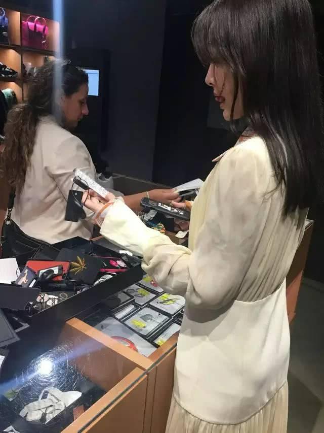 「娘娘」秦嵐米蘭購物被偶遇，折扣店裡血拚，專挑斷碼鞋子，被贊很節約~