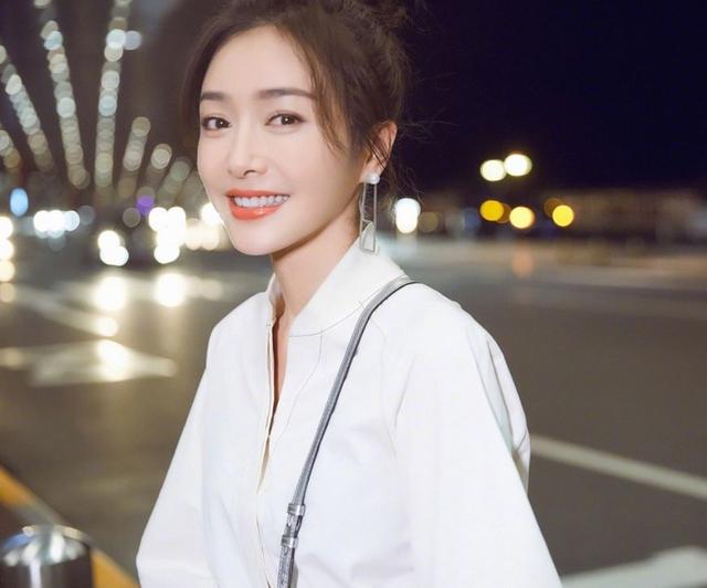 「娘娘」秦嵐穿白裙減齡了不止5歲？俏皮打扮出發看秀，搶眼十足！