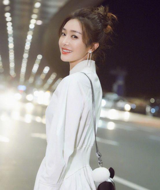 「娘娘」秦嵐穿白裙減齡了不止5歲？俏皮打扮出發看秀，搶眼十足！