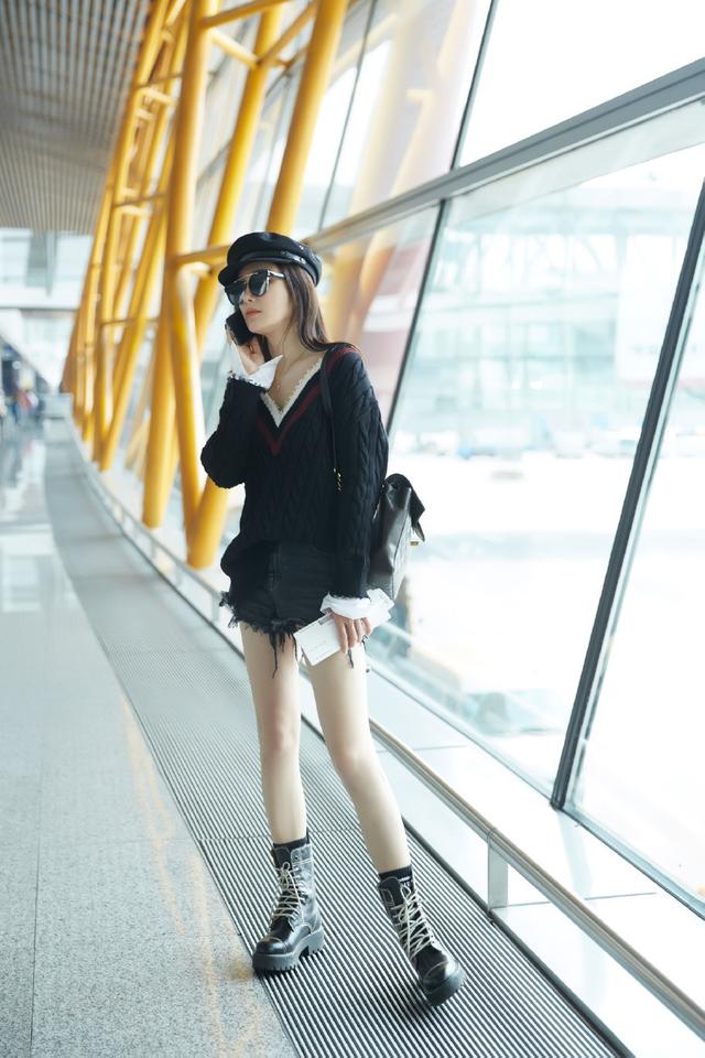 「娘娘」秦嵐穿白裙減齡了不止5歲？俏皮打扮出發看秀，搶眼十足！