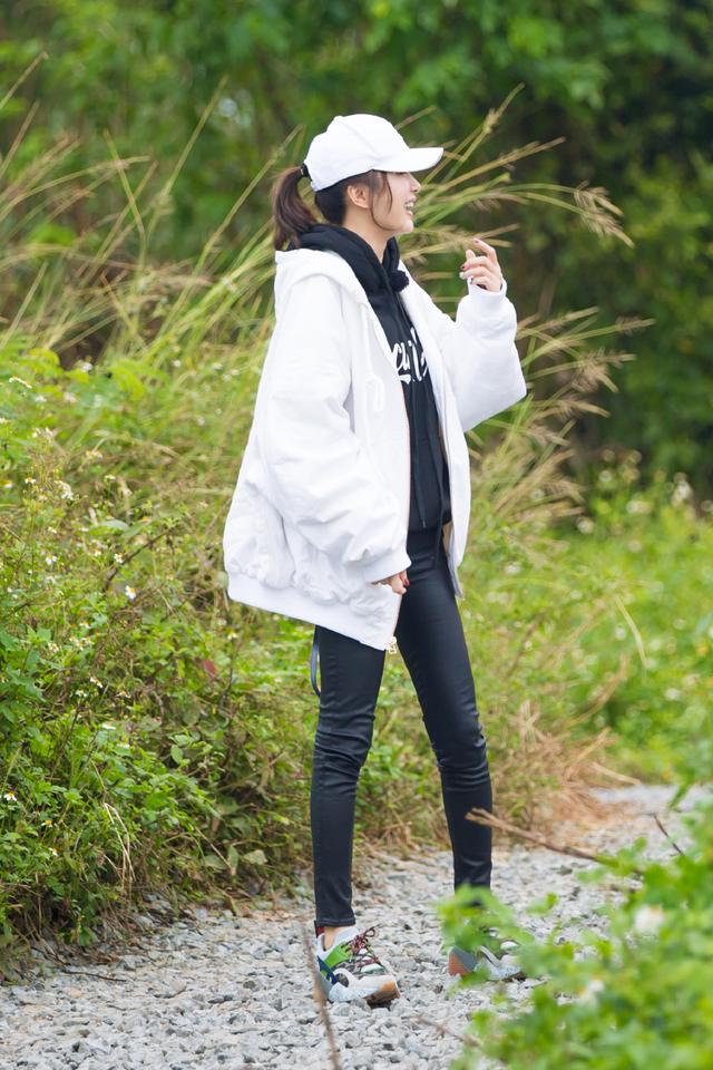 「娘娘」秦嵐穿白裙減齡了不止5歲？俏皮打扮出發看秀，搶眼十足！