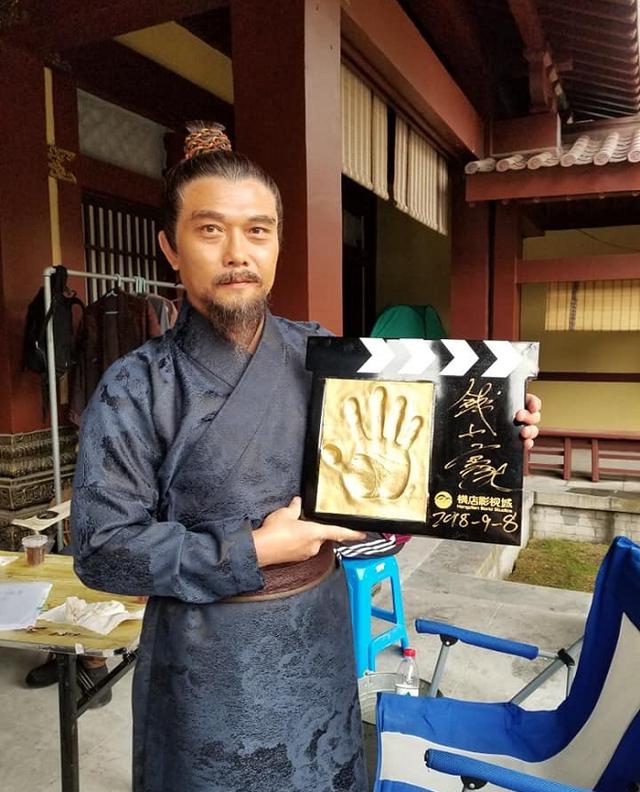 55歲錢小豪老當益壯，90後兒子長相俊朗萬分，前妻近照風韻猶存！