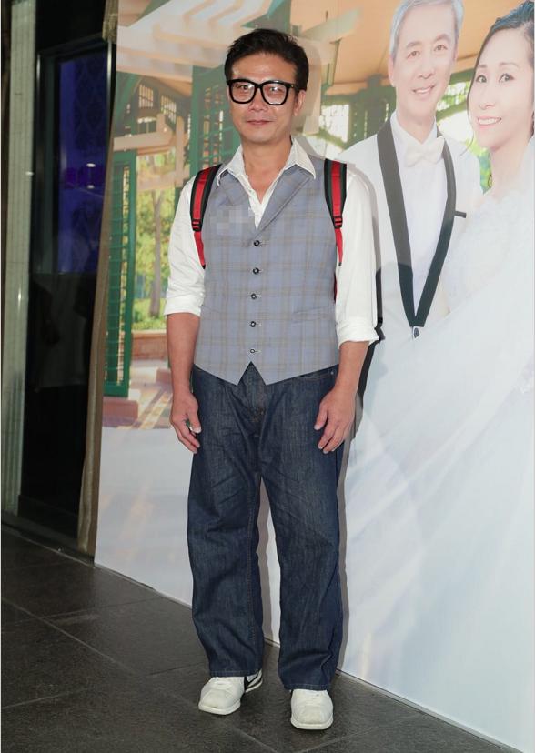 55歲錢小豪老當益壯，90後兒子長相俊朗萬分，前妻近照風韻猶存！