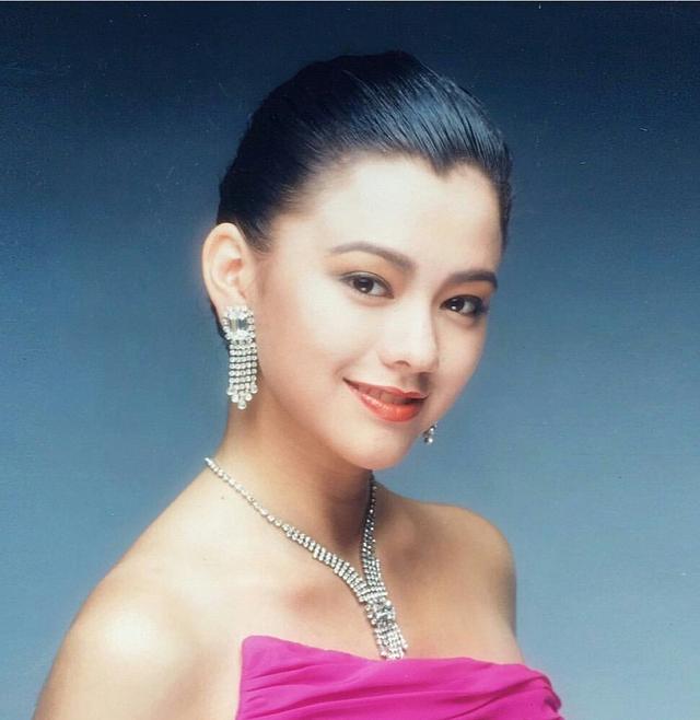 55歲錢小豪老當益壯，90後兒子長相俊朗萬分，前妻近照風韻猶存！