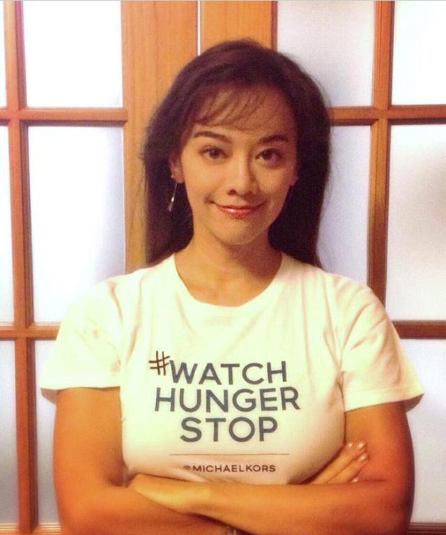 55歲錢小豪老當益壯，90後兒子長相俊朗萬分，前妻近照風韻猶存！