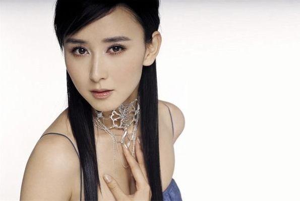  整容失敗的她滿臉玻尿酸，豪門夢破碎，網友：還我當初那個胡靜！