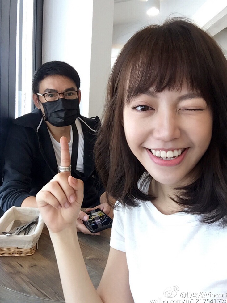 他為爭奪女兒撫養權，寧願凈身出戶，今51歲將二婚妻子寵上天！