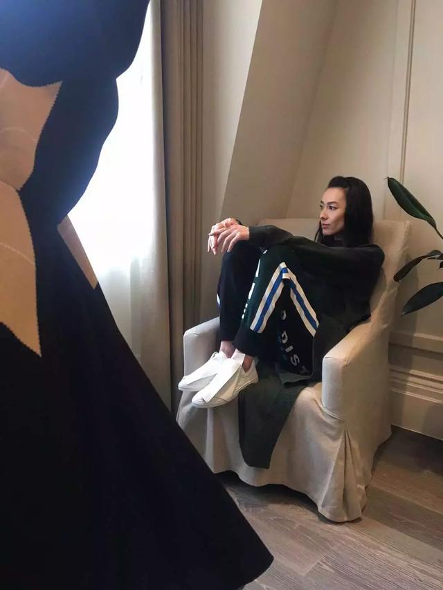 朋友圈裡的梁洛施，未PS臉頰完全凹陷，網友：像個乾癟的老太婆~