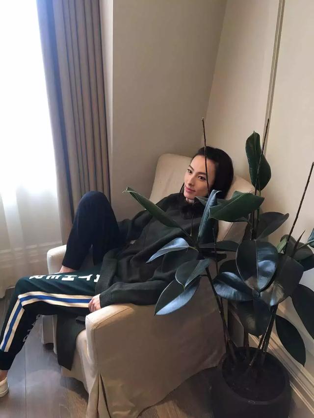 朋友圈裡的梁洛施，未PS臉頰完全凹陷，網友：像個乾癟的老太婆~