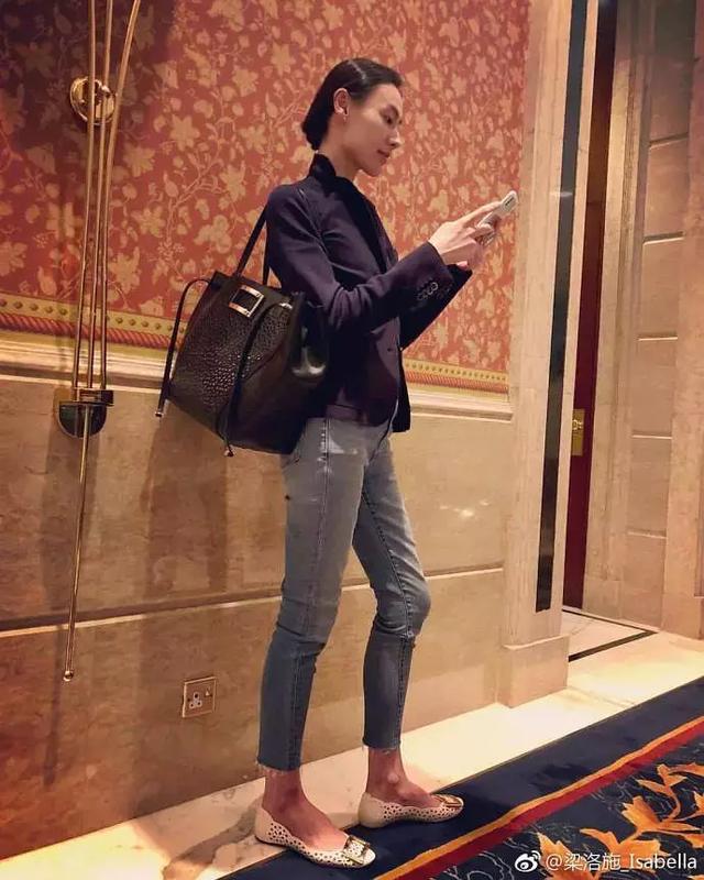 朋友圈裡的梁洛施，未PS臉頰完全凹陷，網友：像個乾癟的老太婆~
