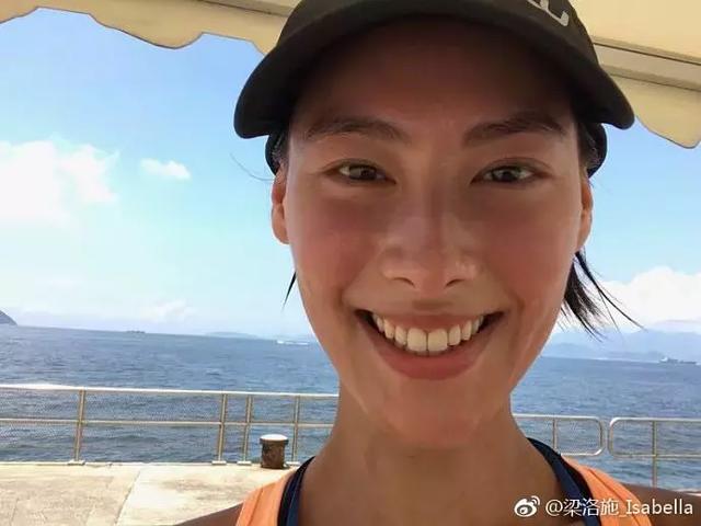 朋友圈裡的梁洛施，未PS臉頰完全凹陷，網友：像個乾癟的老太婆~