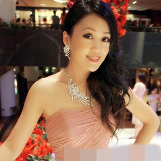 被陳小春迷戀，小眼睛塌鼻樑的她，憑什麼被眾星痴狂