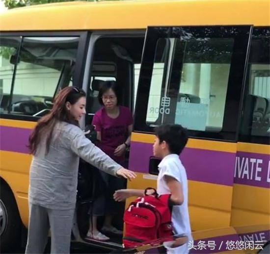 張柏芝睡衣素顏披頭散髮送兒子上學！結果一轉過身來，那「披頭散髮素顏照」讓網友都看傻了！網友：這簡直就是.. -