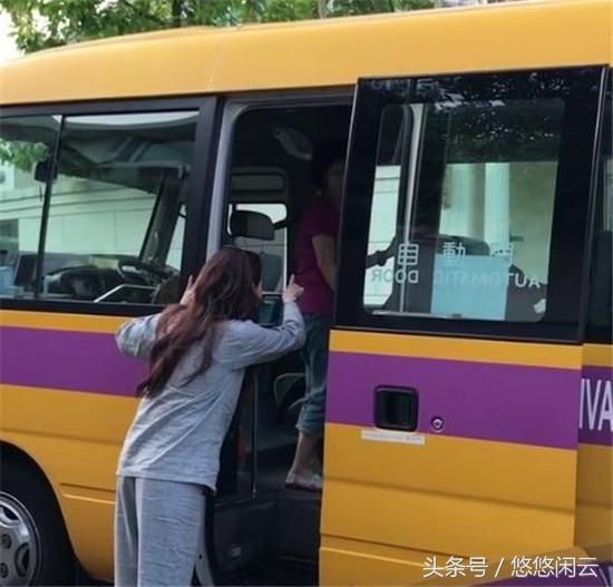 張柏芝睡衣素顏披頭散髮送兒子上學！結果一轉過身來，那「披頭散髮素顏照」讓網友都看傻了！網友：這簡直就是.. -