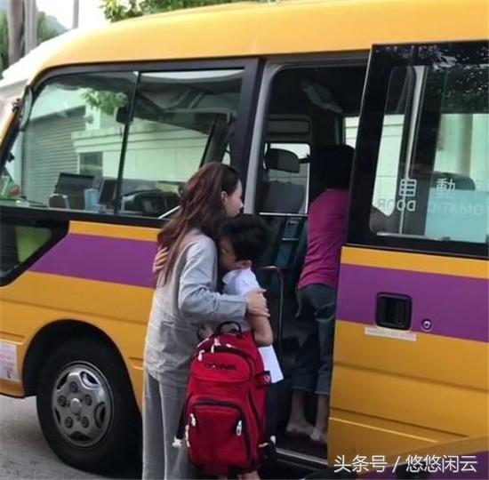 張柏芝睡衣素顏披頭散髮送兒子上學！結果一轉過身來，那「披頭散髮素顏照」讓網友都看傻了！網友：這簡直就是.. -