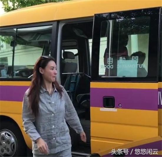 張柏芝睡衣素顏披頭散髮送兒子上學！結果一轉過身來，那「披頭散髮素顏照」讓網友都看傻了！網友：這簡直就是.. -