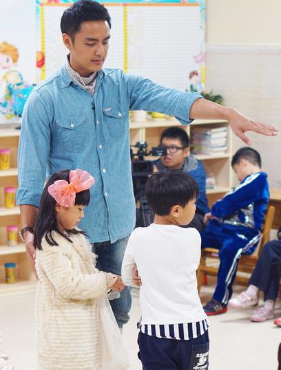 藝人明道替媽媽「撐傘賣地瓜」被讚好孝順　年收破億「如今因一張卡片」爆出不為人知的秘密 -
