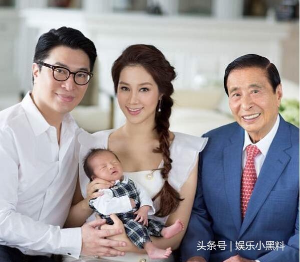 徐子淇夫婦國外甜蜜度假，在漂亮的太太身旁，李家誠顯得體力不支！