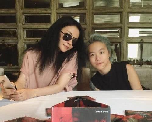 長腿如名模！王菲女兒竇靖童「同父異母妹妹」超漂亮！清純美照網上瘋傳！