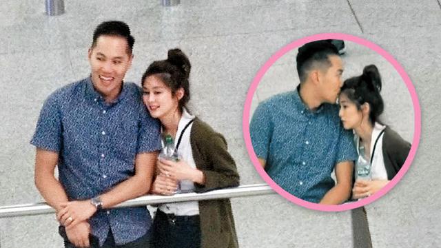 恩愛程度滿分！老公在機場大廳忍不住親吻岑麗香額頭~~~