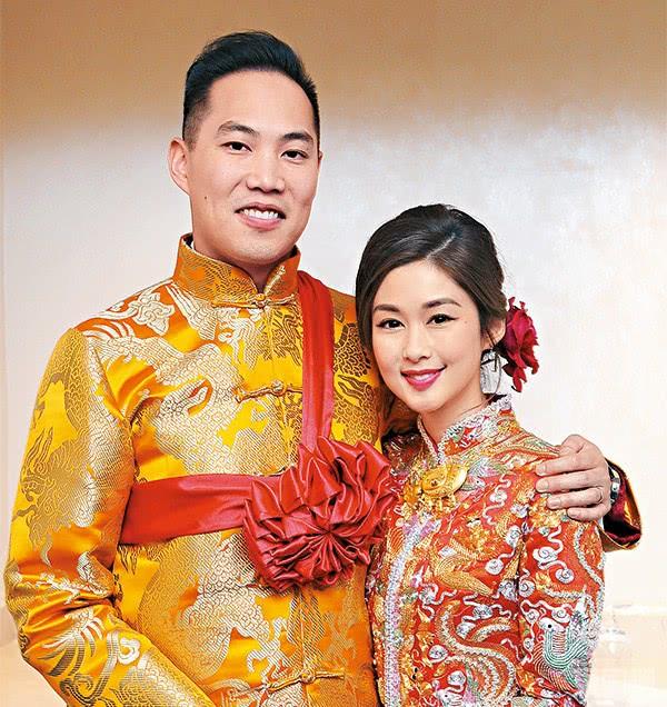 恩愛程度滿分！老公在機場大廳忍不住親吻岑麗香額頭~~~