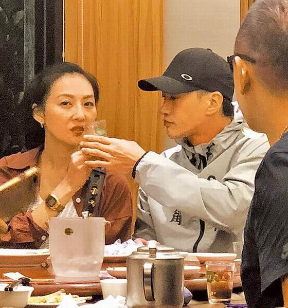 夫妻倆正積極備孕？何潤東慶生宴上喝酒也要獲老婆恩准！