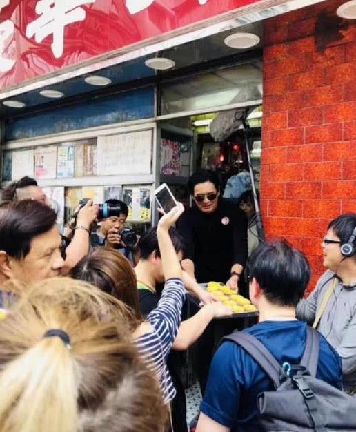  周潤發錄節目當街送魚蛋 發嫂一直在鏡頭後默默幫助