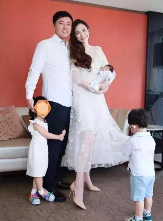 吳佩慈近照難掩老態，同為豪門生子無名份的女星命運卻大不相同！