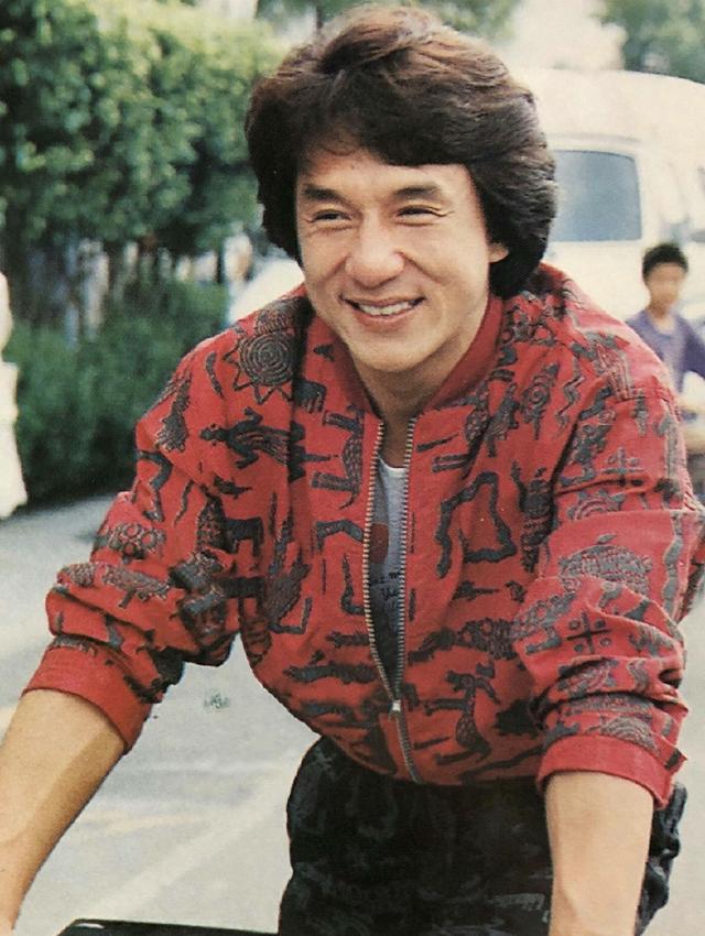 美國人曾問成龍：「香港是日本的哪個島」？成龍霸氣回了6個字！