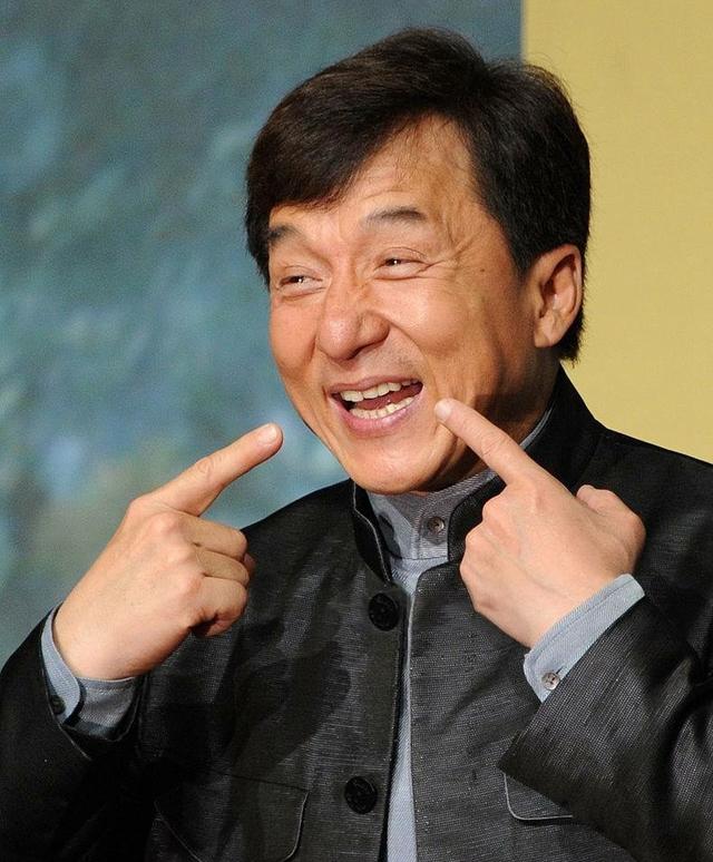 美國人曾問成龍：「香港是日本的哪個島」？成龍霸氣回了6個字！
