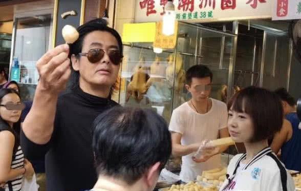 周潤發錄節目當街派魚蛋，當大家的視線都在發哥身上時，而發嫂卻一直在鏡頭後默默幫助！