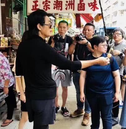 周潤發錄節目當街派魚蛋，當大家的視線都在發哥身上時，而發嫂卻一直在鏡頭後默默幫助！