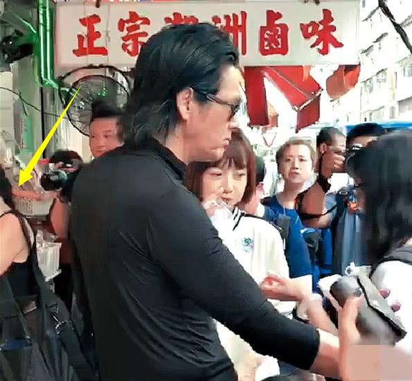 周潤發錄節目當街派魚蛋，當大家的視線都在發哥身上時，而發嫂卻一直在鏡頭後默默幫助！