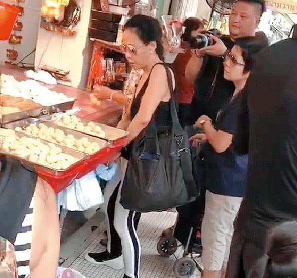 周潤發錄節目當街派魚蛋，當大家的視線都在發哥身上時，而發嫂卻一直在鏡頭後默默幫助！