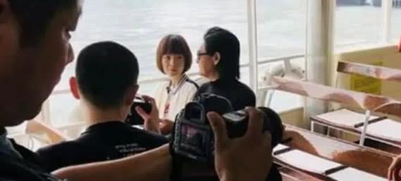 周潤發錄節目當街派魚蛋，當大家的視線都在發哥身上時，而發嫂卻一直在鏡頭後默默幫助！