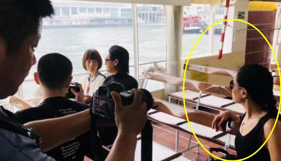 周潤發錄節目當街派魚蛋，當大家的視線都在發哥身上時，而發嫂卻一直在鏡頭後默默幫助！