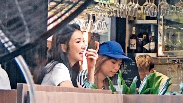 有富二代男友支持薛凱琪過得很輕鬆？和助理喝下午茶玩自拍~